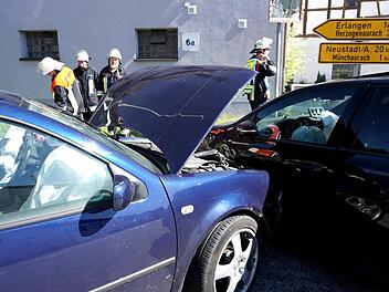 In beiden Autos wurden die Airbags ausgelöst, die drei Insassen wurden leicht verletzt.   Foto: Richard Sänger