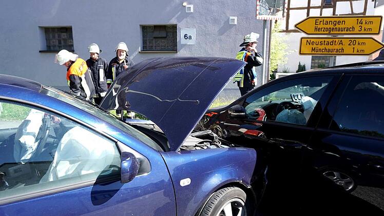 In beiden Autos wurden die Airbags ausgelöst, die drei Insassen wurden leicht verletzt.   Foto: Richard Sänger