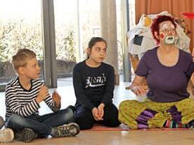 Ein Jonglierteller symbolisierte den Strom, der sich durch das Kabel und hier durch die Reihen der Schüler "bewegte". Der Umweltclown (Ines Hansen) erklärte den Kindern das Energiesparen, Foto: Günther Geiling