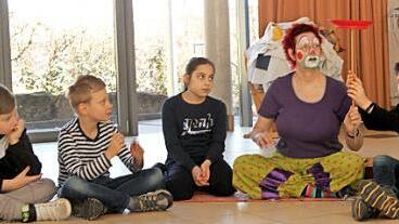 Ein Jonglierteller symbolisierte den Strom, der sich durch das Kabel und hier durch die Reihen der Schüler "bewegte". Der Umweltclown (Ines Hansen) erklärte den Kindern das Energiesparen, Foto: Günther Geiling