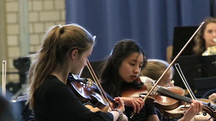 Begeisterten Beifall gab es beim Gastspiel des Jugendsymphonieorchesters Oberfranken in der Frankenhalle Neustadt. Umjubelte Solistin unter der Leitung von Till Fabian Weser war die junge Hornistin Sophia Reuter.Foto: Jochen Berger