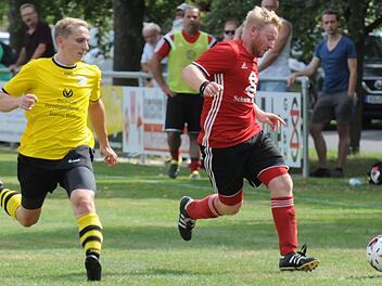 Hassenbachs Dominik Metz (links) und Schlimpfhofs Julian Stein k&auml;mpfen um den Ball. Am Ende hatten die G&auml;ste mit dem A-Klassen-Absteiger leichtes Spiel.Foto: ssp
