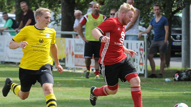 Hassenbachs Dominik Metz (links) und Schlimpfhofs Julian Stein k&auml;mpfen um den Ball. Am Ende hatten die G&auml;ste mit dem A-Klassen-Absteiger leichtes Spiel.Foto: ssp