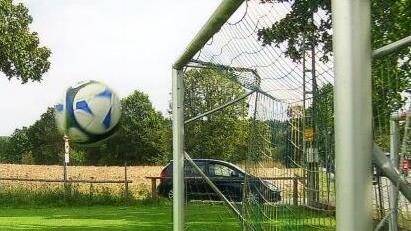"Kopflos" im Tor. Vor dem Kreisliga-Spiel der Sportfreunde Unterpreppach gegen den TSV Staffelstein wird Torwart Sebastian Friedel warmgeschossen. Foto: Josef Streichsbier