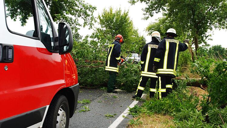 Zur Stelle, nicht nur wenn es brennt. Für ihren langjährigen Einsatz wurden jetzt verdiente Feuerwehrleute aus dem Markt Burkardroth ausgezeichnet. Foto: Christian Stoll