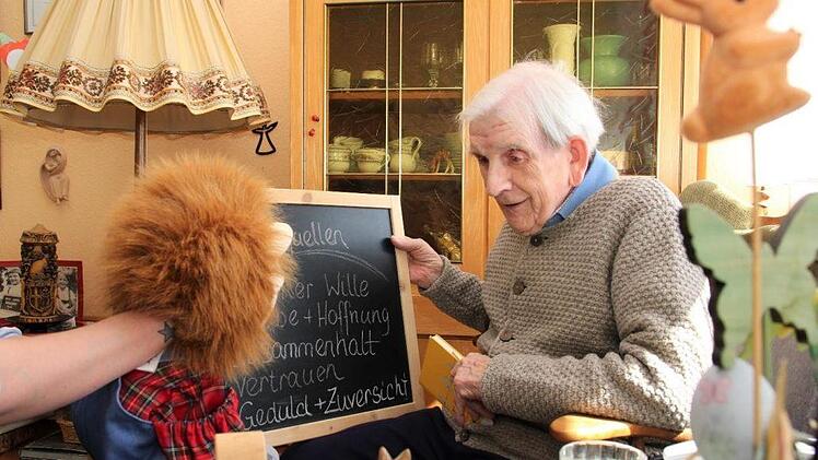 Willi, die Therapiepuppe, ist  auf der Suche nach Kraftquellen in einer schweren Zeit. Foto:   Alexandra Kraus