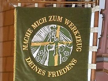 Die Friedensstandarte fordert auf: "Herr, mach mich zum Werkzeug deines Friedens". Sie wird die Friedensandachten im Seelsorgebereich Frankenwald in den Gotteshäusern begleiten.  Foto: Karl-Heinz Hofmann