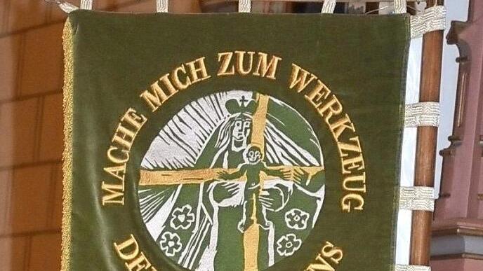 Die Friedensstandarte fordert auf: "Herr, mach mich zum Werkzeug deines Friedens". Sie wird die Friedensandachten im Seelsorgebereich Frankenwald in den Gotteshäusern begleiten.  Foto: Karl-Heinz Hofmann