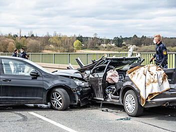 Unfall in Erlangen: Feuerwehr befreit Insassen
