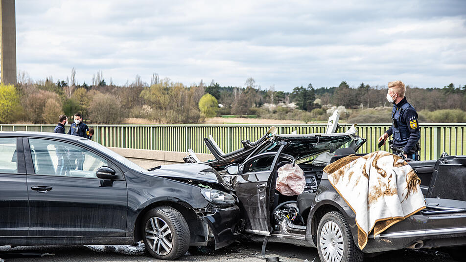 unfall erlangen autos kollidieren auf dechsendorfer damm feuerwehr muss insassen befreien