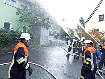 55 Feuerwehrdienstleistende waren zu dem angenommenen Wohnhausbrand ausgerückt. Die Brandbekämpfung erfolgte aus sechs C-Rohren. Auch ein Hydroschild kam zum Einsatz.