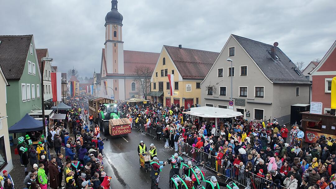 Die Narren sind los: Faschingszug zieht durch Allersberg