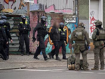 Festgenommene nicht gesuchte RAF-Terroristen - Schüsse bei Türöffnung