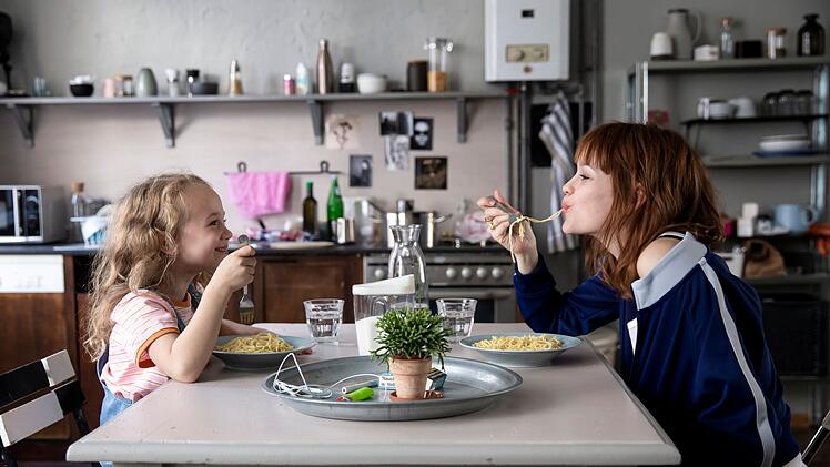 Julie (Emilia Schüle, rechts) freundet sich mit ihrer kleinen, vernachlässigten Nachbarin Toni (Luna Arwen Krüger) an, die immer wieder vor ihrer Tür steht.