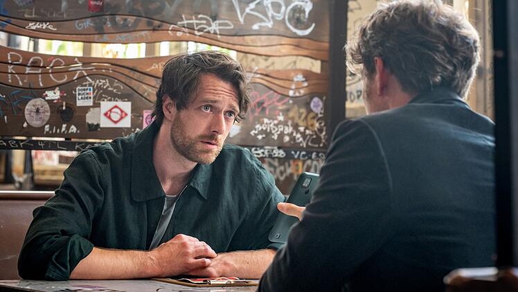 Benni Maybach (Maximilian Klas, links) nimmt mit Tom Kowalski (Steffen Schroeder) Konktakt in einem Szenecaf&eacute; uf.