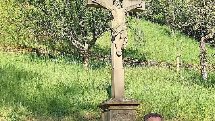 Anni Warter und Pfarrer Norbert Wahler bei der Maiandacht am Geilingkreuz.
