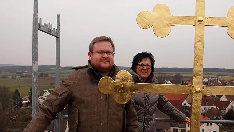 Pfarrer Thomas Ringer und Marianne Lauerer haben sich auf die Spitze gewagt  Foto: p