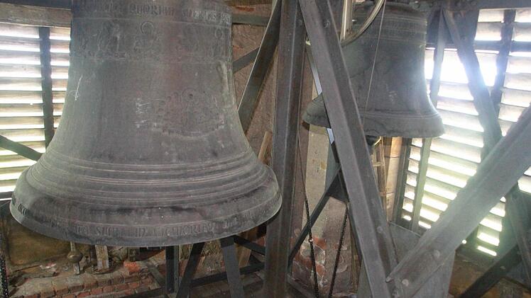 Im Nordturm hängen die Glocken derzeit an einem stählernen Gerüst. Das hat sich klanglich und technisch als Trugschluss erwiesen und soll sich ändern.