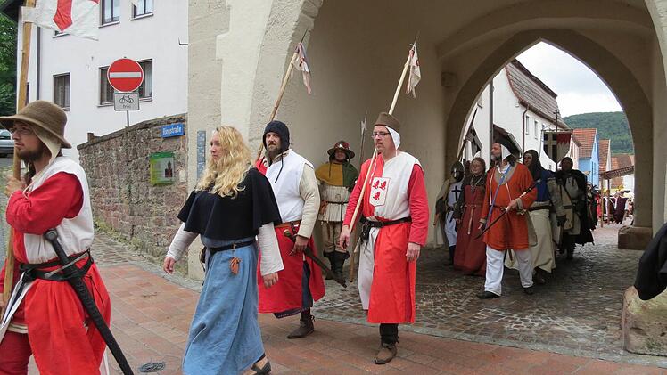 Marsch durch das Torhaus zur Saalewiese, wo die Lager aufgestellt waren. Foto: Doris Bauer