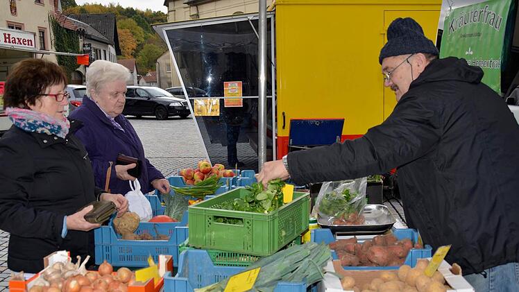 Auf dem Wochenmarkt in Burkardroth: Hier bedient Gemüsehändler Michael Schauderna aus Völkersleier Christina Wehner (links) und eine weitere Kundin. Der Feldsalat ist diesmal der Renner.