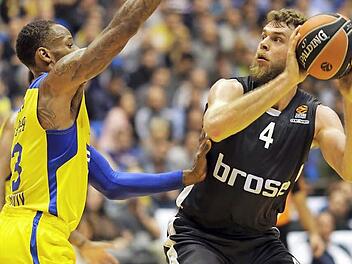 Nicolo Melli (mit Ball) glänzte im Hinspiel mit der Euroleague-Karrierebestleistung von 27 Punkten und 14 Rebounds. Sonny Weems (l.), der hier versucht, Bambergs Power Forward zu stoppen, wird in der Brose Arena auf Grund eines verpassten Dopingtests fehlen. Foto: dpa