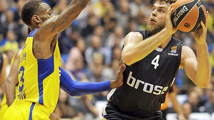 Nicolo Melli (mit Ball) glänzte im Hinspiel mit der Euroleague-Karrierebestleistung von 27 Punkten und 14 Rebounds. Sonny Weems (l.), der hier versucht, Bambergs Power Forward zu stoppen, wird in der Brose Arena auf Grund eines verpassten Dopingtests fehlen. Foto: dpa