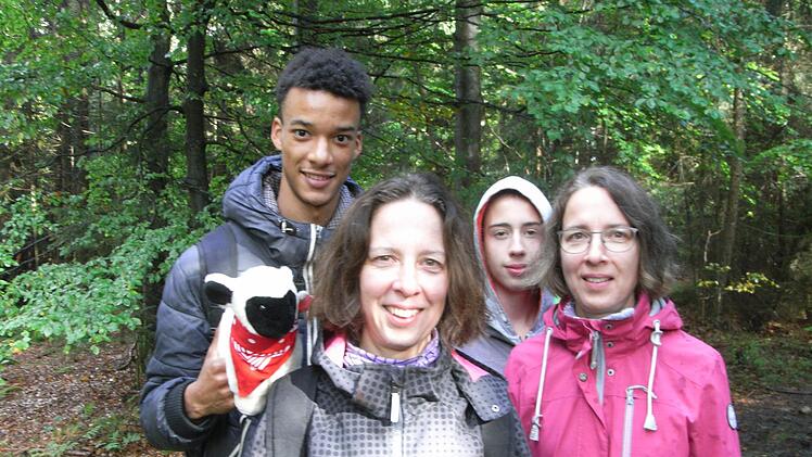 Die Wanderer (v.l.) Tresor Mbala, Hedwig Hujer, Benedikt und Hildegard Hölldobler stammen aus verschiedenen Orten und treffen sich immer wieder mal in der Rhön oder im Spessart.Joachim Rübel
