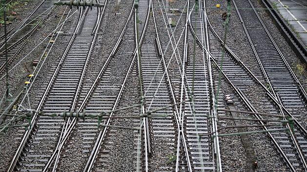 Zwischen Hochstadt-Marktzeuln und K&uuml;ps ist am Samstag Vormittag die Bahnstrecke gesperrt worden.  Foto: Federico Gambarini/dpa