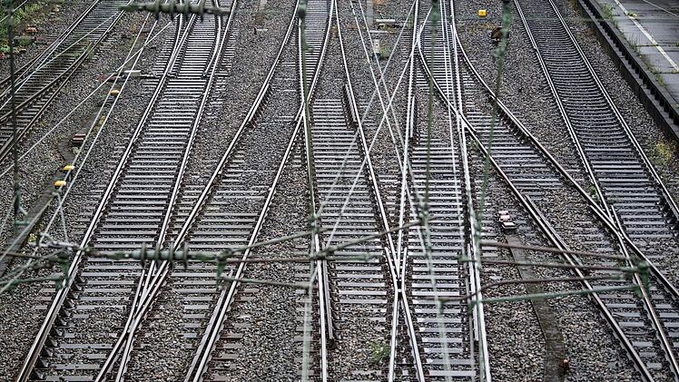 Zwischen Hochstadt-Marktzeuln und Küps ist am Samstag Vormittag die Bahnstrecke gesperrt worden.  Foto: Federico Gambarini/dpa