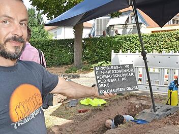 Goldhausen-Mitarbeiter Lars Larisch deutet es an: Alle Arbeiten werden sorgfältig dokumentiert. Im Hintergrund gräbt sein Kollege Martin Butz.