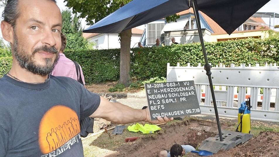 Goldhausen-Mitarbeiter Lars Larisch deutet es an: Alle Arbeiten werden sorgfältig dokumentiert. Im Hintergrund gräbt sein Kollege Martin Butz.