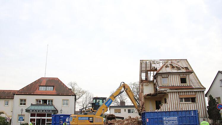 Das Gebäude Fritz-Hornschuch-Platz 2 in Mainleus wird abgerissen. Foto: Jürgen Gärtner
