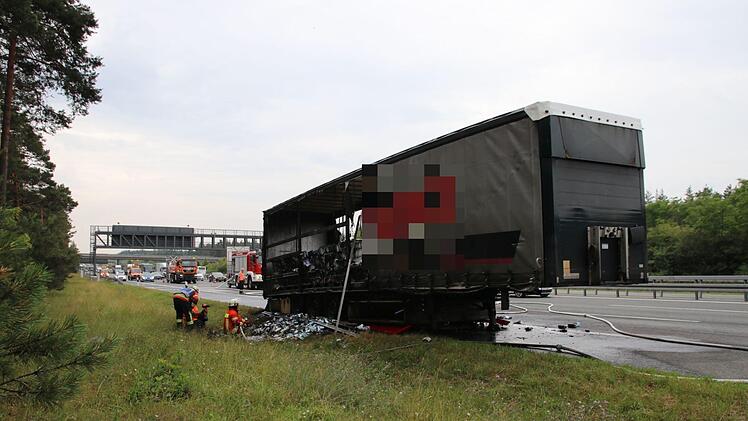 Schwere Verkehrsbehinderungen nach Feuer auf A9: Ein Sattelzug geriet am Freitagvormittag in Brand. Foto: NEWS5 / Oßwald