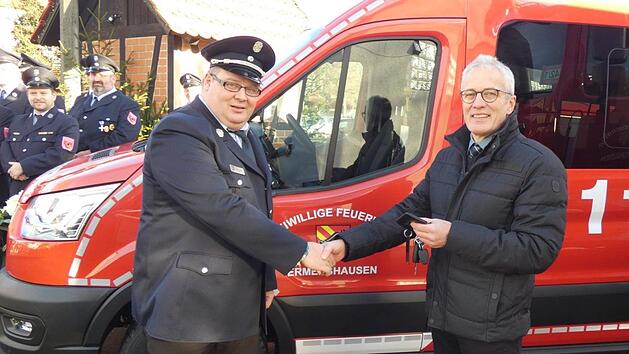 B&uuml;rgermeister G&uuml;nter Pfeiffer (rechts) &uuml;bergab offiziell die Fahrzeugschl&uuml;ssel an Kommandant und Kreisbrandmeister Andreas Franz. Christian Licha