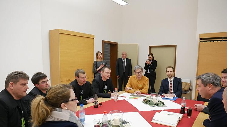 Landwirte sprechen mit dem Ministerpräsidenten.Heike Beudert