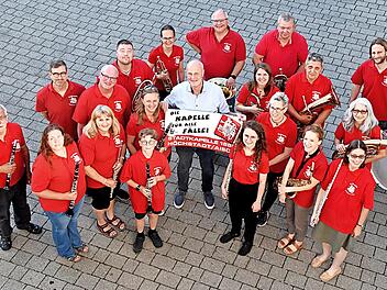 Bürgermeister Gerald Brehm im Kreis der Musikerinnen und Musiker der Stadtkapelle Höchstadt