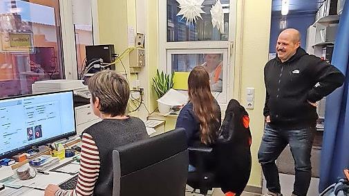 An der Waage des Abfallwirtschaftszentrums Wirmsthal ist seit Anfang Dezember eine neue Software in Betrieb gegangen. Auf dem Foto (von links): Szilvia Prosch, Michaela Kleinhenz und Oliver Kiesel.