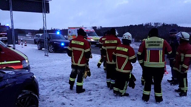 Schnee sorgt f&uuml;r Verkehrsbehinderungen in Franken