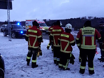 Schnee sorgt f&uuml;r Verkehrsbehinderungen in Franken