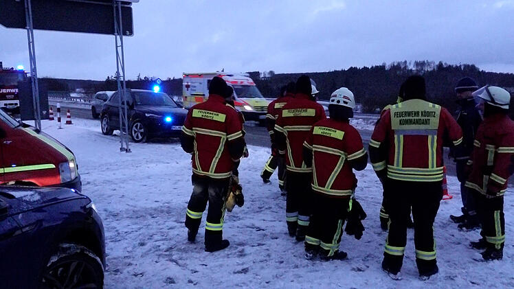 Schnee sorgt f&uuml;r Verkehrsbehinderungen in Franken