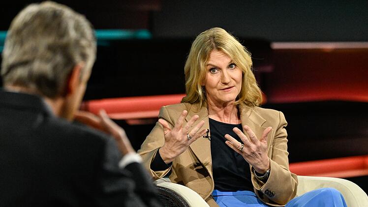 Journalistin Kerstin M&uuml;nstermann erkl&auml;rte bei "Markus Lanz", dass Angela Merkel &auml;u&szlig;erst skeptisch war, was die Ukraine anging.