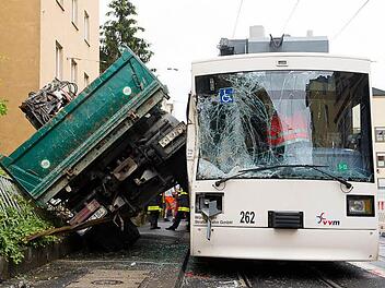 Straßenbahn gegen Lkw: ein Kind verletzt. Foto: Tobias Köpplinger
