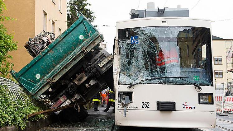 Straßenbahn gegen Lkw: ein Kind verletzt. Foto: Tobias Köpplinger