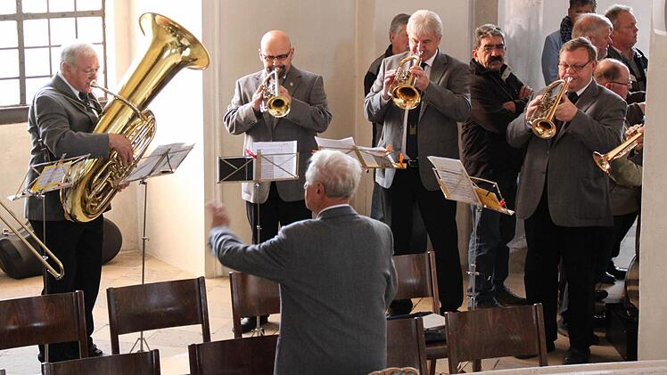 Die Nothelfer musizieren in der Basilika