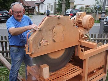 Der pensionierte Lehrer Peter Ulrich schneidet Steine für die Maurer.  Foto: Helmut Will