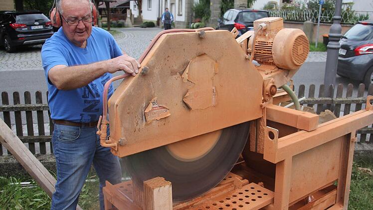 Der pensionierte Lehrer Peter Ulrich schneidet Steine für die Maurer.  Foto: Helmut Will