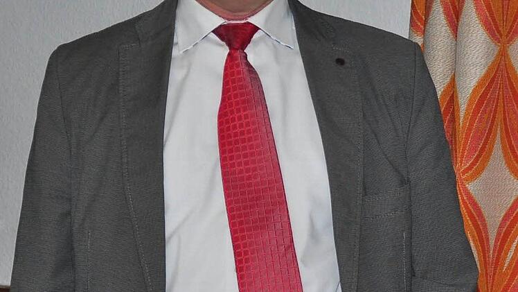 Manfred Rott, Abteilungsleiter am Staatlichen Bauamt Schweinfurt, erläuterte in einer Anliegerversammlung im Gasthaus "Zum Hirschen" in Haßfurt die geplanten Straßensanierungsarbeiten im Westen der Altstadt von Haßfurt. Mit im Bild Stephan Schnös (links) vom städtischen Bauamt Haßfurt.