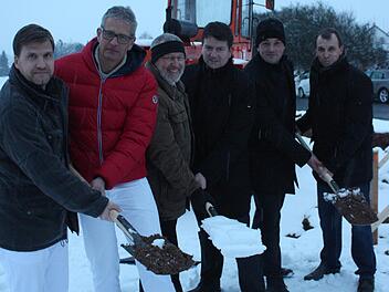 Christian Staab (von links), Stephan Stoll, Waldemar Bug (ÖDP), Sandro Kirchner (CSU), Michael Wehner und Bernhard Wolf hatten beim Spatenstich des geplanten Seniorenheims an der Strengen Tür mit widrigen Bedingungen zu kämpfen.
