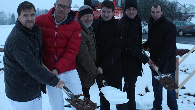 Christian Staab (von links), Stephan Stoll, Waldemar Bug (ÖDP), Sandro Kirchner (CSU), Michael Wehner und Bernhard Wolf hatten beim Spatenstich des geplanten Seniorenheims an der Strengen Tür mit widrigen Bedingungen zu kämpfen.