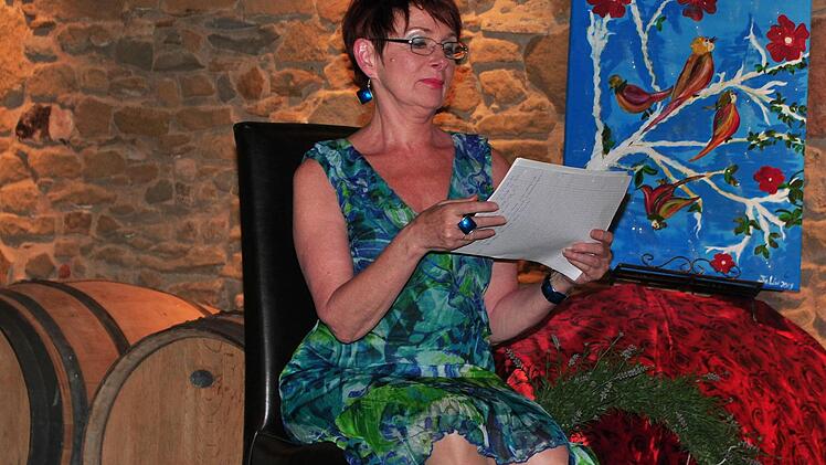 Gabriele Marquardt war nicht nur als Sängerin zu hören. Sie las auch die Kurzgeschichte "Kochlektionen" von Terese Noelle Roberts vor. Fotos: Ulrike Langer